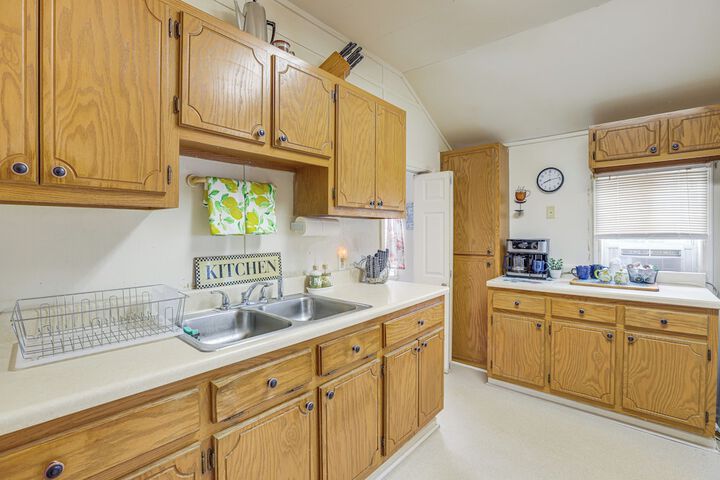 Clanton Cottage w / Charcoal Grill & Porch!