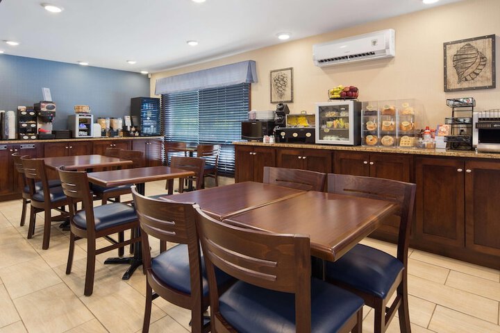 Dining 9 of 15