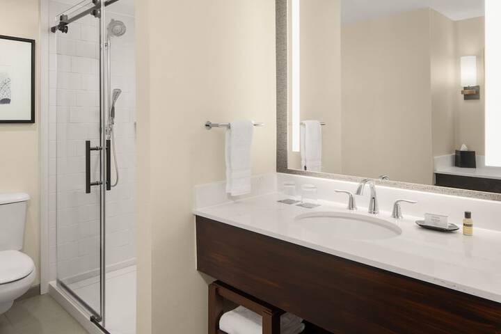 Sheraton Milwaukee Brookfield Hotel