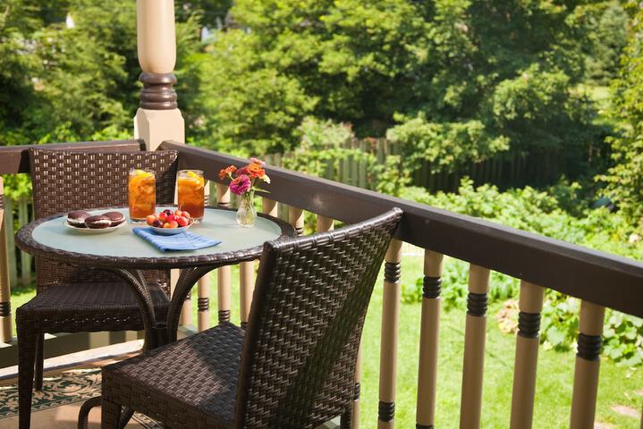 B. F. Hiestand House Bed & Breakfast