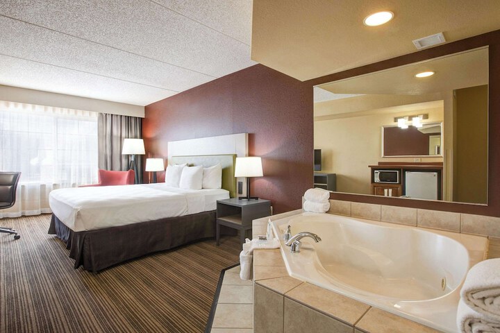 Comfort Inn & Suites St. Paul Northeast