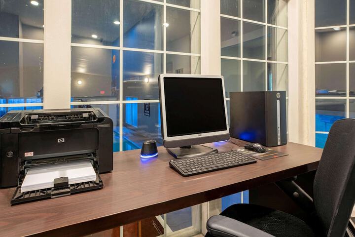 Business Center 31 of 33