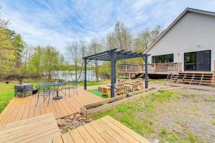 Lakefront Long Pond Home w / Wraparound Deck!
