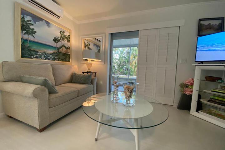 Closest 1BR to Vanderbilt Beach full kitchen with dishwasher, ALL NEW!