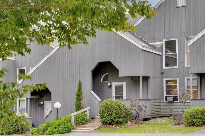 Mid-century Tenney Mountain Condo Near Hiking
