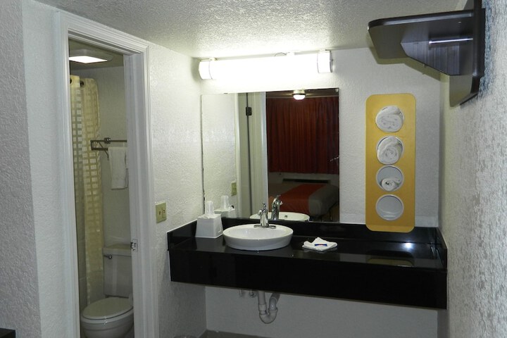 Room 17 of 39