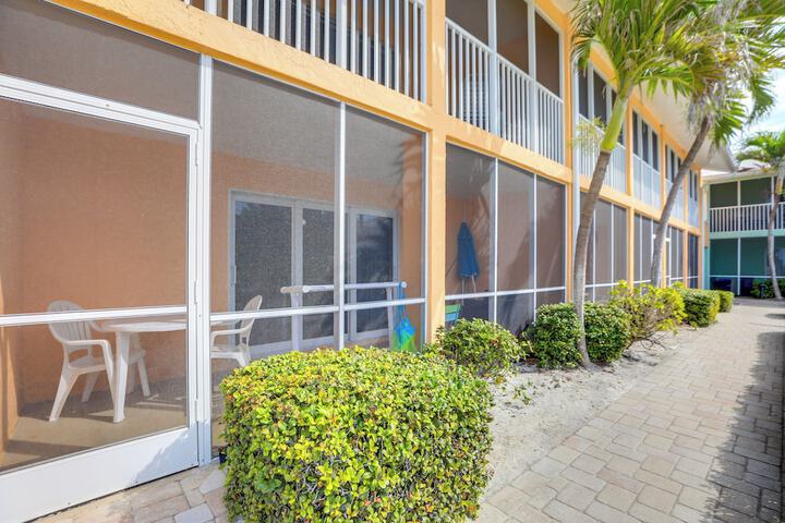 Sunlit Longboat Key Escape w / Private Resort Beach