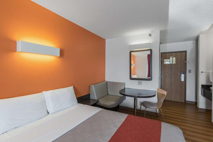 Room 25 of 40