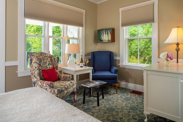 Dockside Guest Quarters & Restaurant