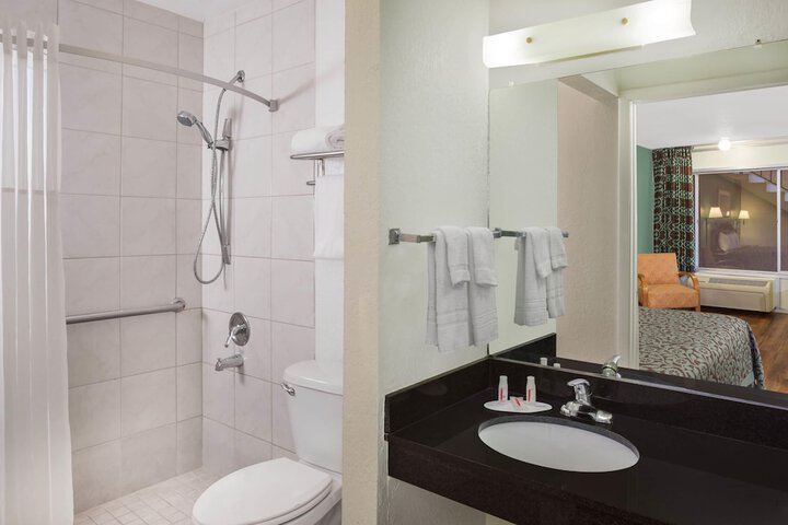 Travelodge by Wyndham Fort Myers North