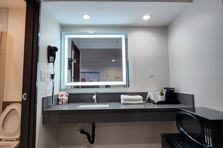 Travelodge by Wyndham Fullerton Near Anaheim