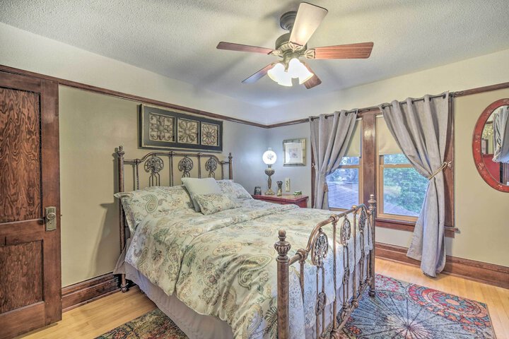 Elegant Superior Getaway 2 Mi to Downtown!