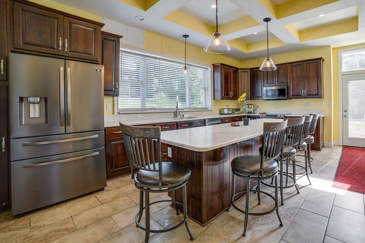 Inviting Connellsville Getaway w / Deck!