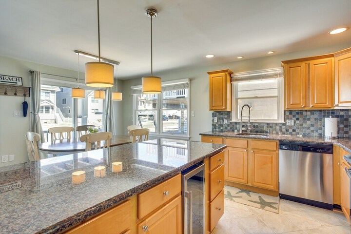 Avalon Vacation Rental w / Porch & Grill!