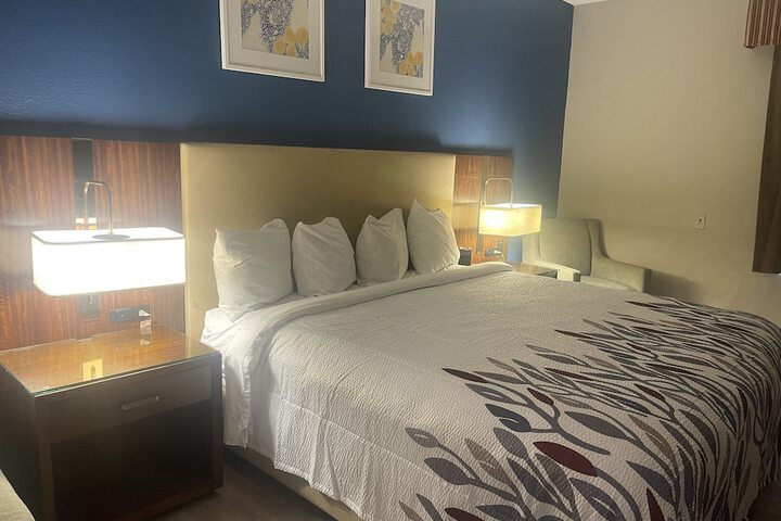 Red Roof Inn & Suites Hinesville
