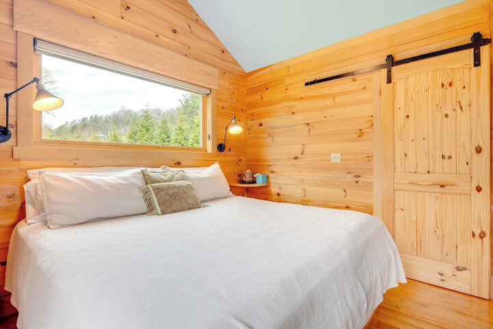 Sawyers Cabin w / Hot Tub in Blue Ridge Mtns!