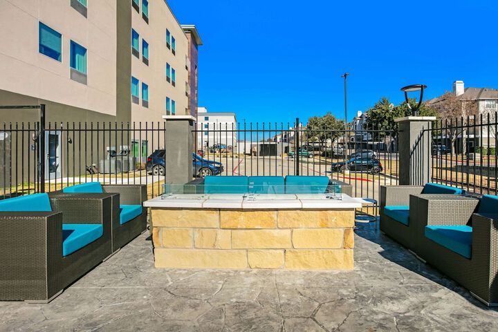 La Quinta Inn & Suites by Wyndham DFW Airport West-Glade