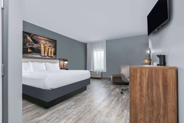 Room 32 of 43