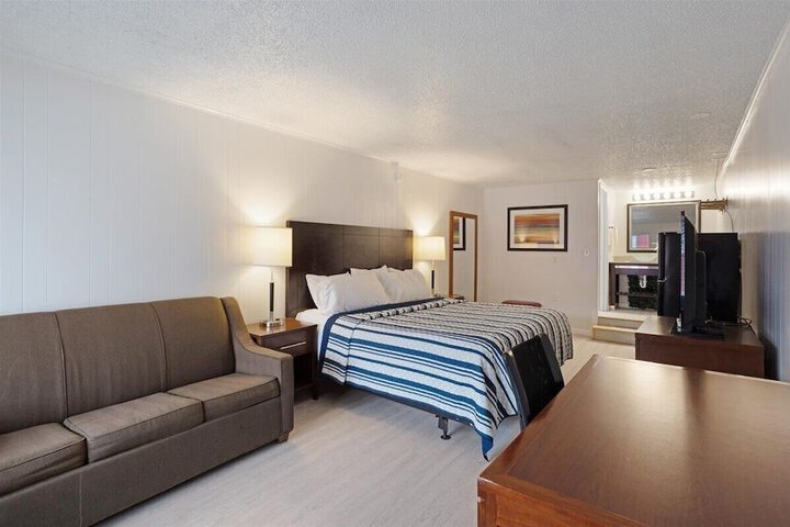 Room 8 of 28
