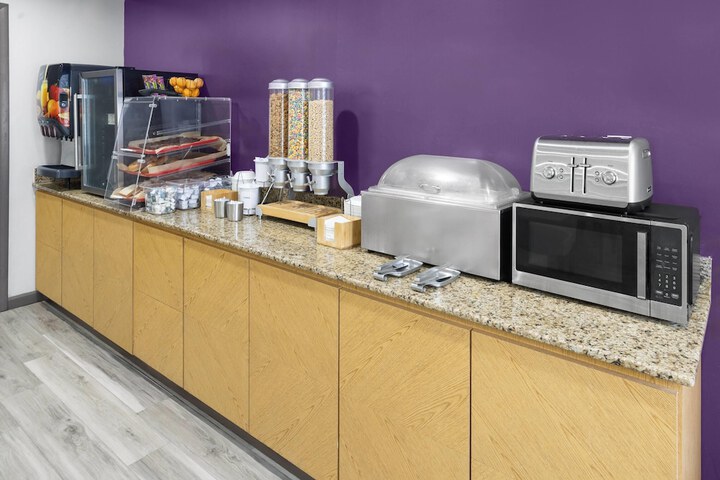 La Quinta Inn & Suites by Wyndham Mansfield OH