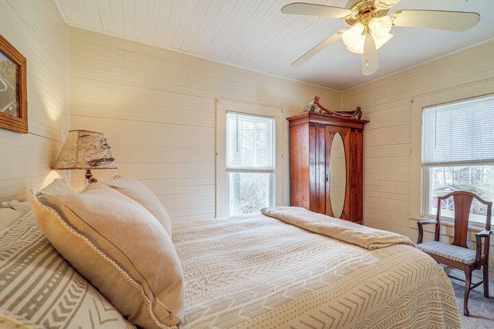 Rustic Linville Falls Cottage w / Fire Pit!