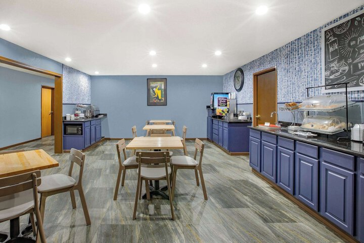 AmericInn by Wyndham Pella