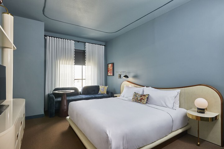 Room 32 of 49
