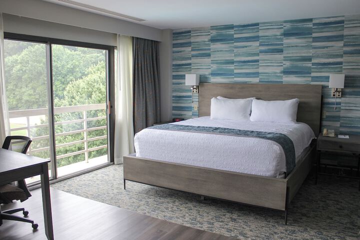 Room 25 of 77