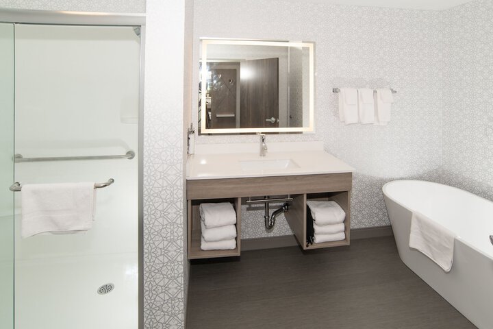 Holiday Inn Express and Suites Moose Jaw by IHG