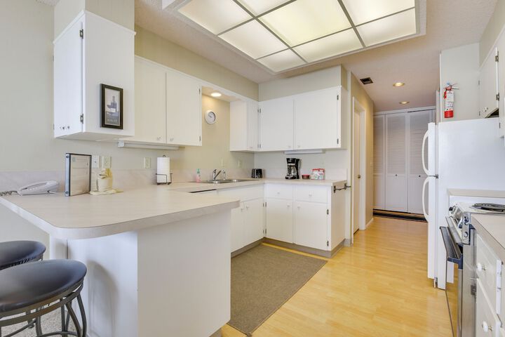 Lincoln City Condo: Pool Access Walk to Beach!