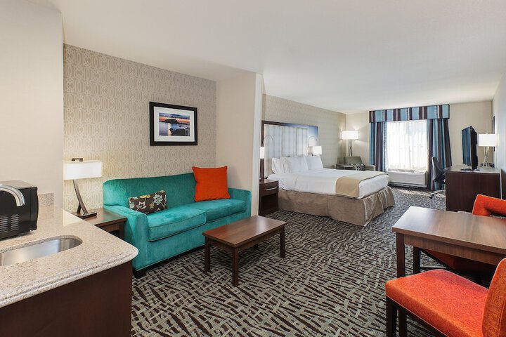 Holiday Inn Express & Suites Eureka by IHG
