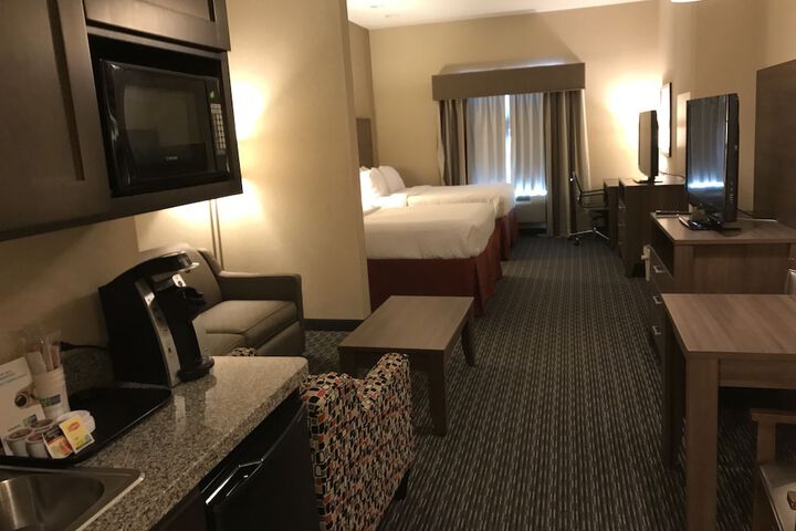 Holiday Inn Express & Suites Fredericksburg by IHG