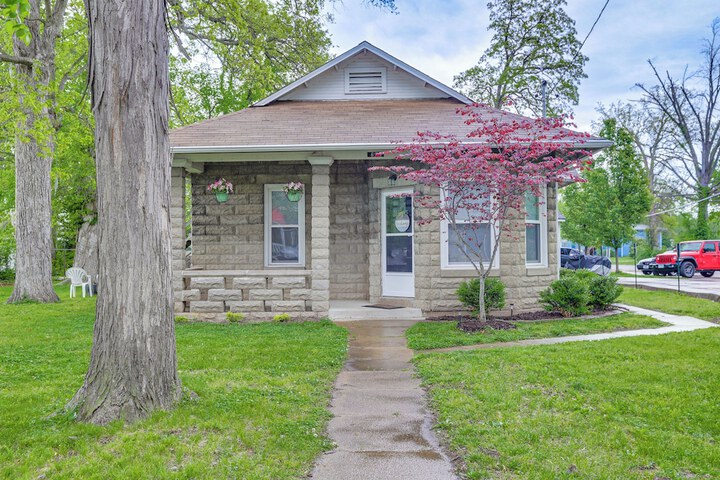 Pet-friendly Pacific Cottage Near Purina Farms!