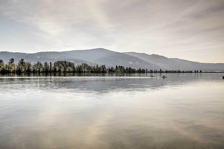Lake Pend Oreille Condo w / Porch & Mountain View!