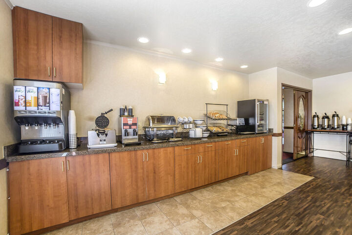 Econo Lodge Inn & Suites