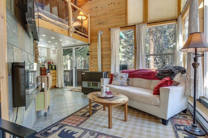 Idaho Springs Cabin w / Hot Tub on Half Acre!