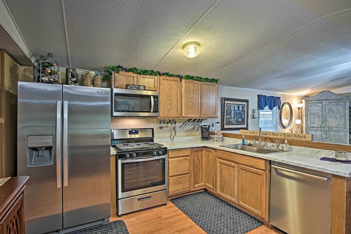 Hot Tub & Deck: Tranquil Home Near Grand Lake