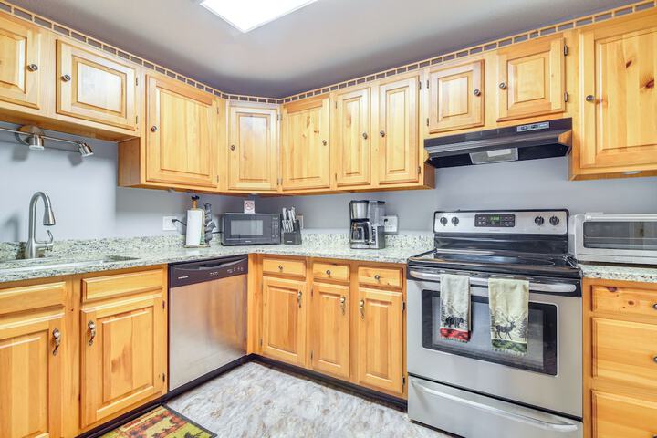 Cozy Bartlett Condo w / Deck & Resort Amenities!