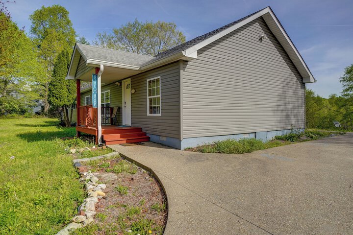Pet-friendly Emerald Lake Retreat in Charlestown!