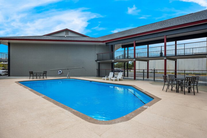 Pool 10 of 34