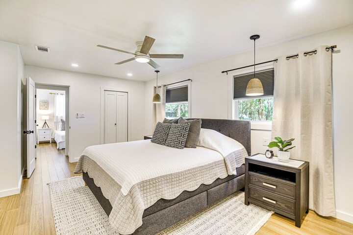 Charming Canalfront Retreat w / Double Boat Slip!