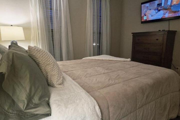 Old Fort Loft King & Queen suites nearest accomodation to Marshals Museum power your EV for free!