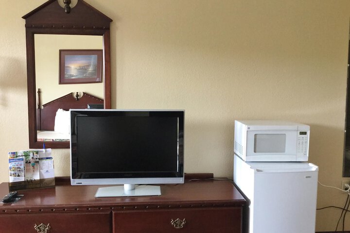 Room 6 of 12