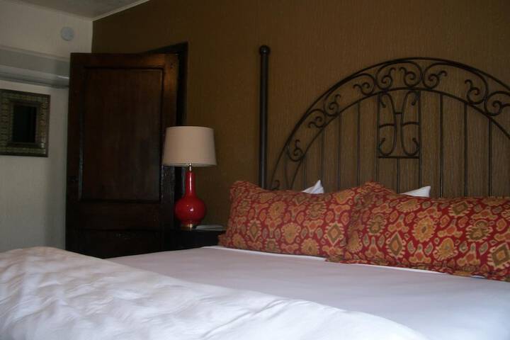 The Holland Hotel