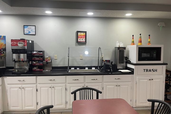 Red Roof Inn & Suites Hinesville