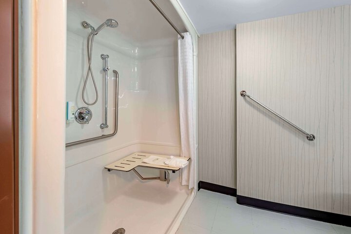 Room 27 of 40