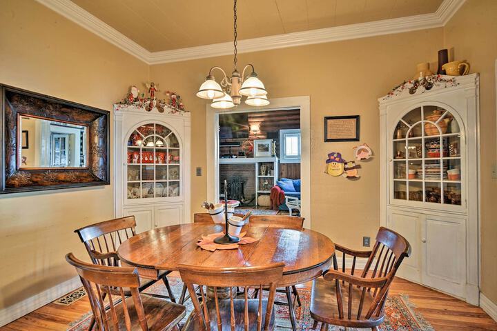 Lakefront Florida Retreat - Pool Table & Boat Dock