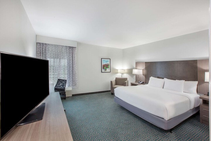 La Quinta Inn & Suites by Wyndham Dallas Duncanville