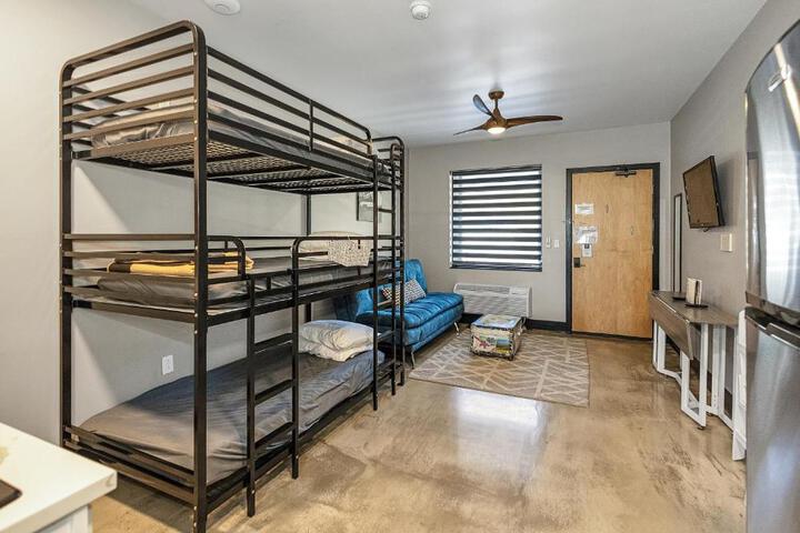 Group suite near Six Flags with onsite activities