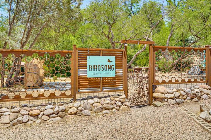 Vibrant Casa Paloma w / Patio - Near Vineyards!
